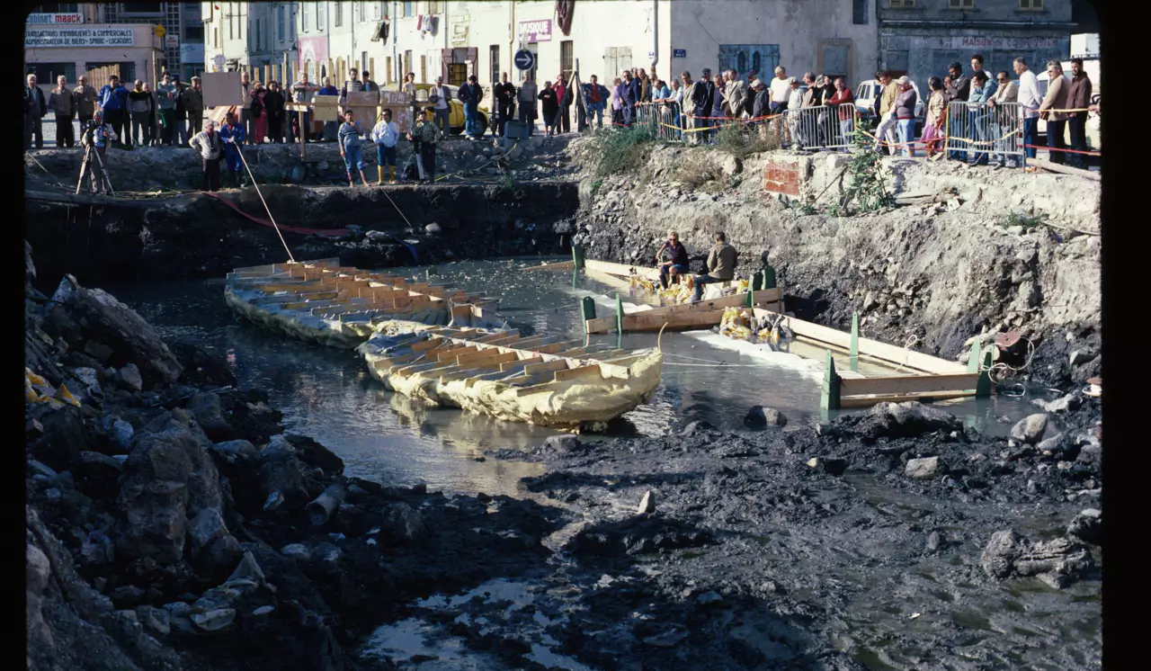 Longue de 6 à 8mètres, les barques romaines découvertes à l’occasion de la construction du centre Mayol en 1987 seraient la preuve de l’existence du port antique de Toulon, selon les archéologues. Mais pas d’après l’historien local André-Jean Tardy. Photo DR