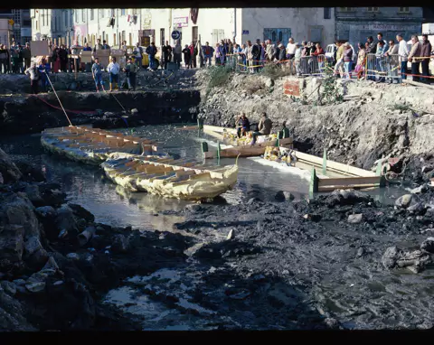 Longues de 6 à 8mètres, les barques ont été découvertes en 1987 au pied de la tour du Mûrier, à l’occasion de la construction du centre Mayol-Photo DR