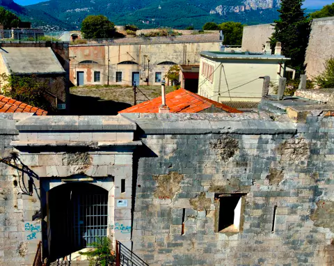 Derrière le pont-levis, l’entrée du fort Saint-Antoine que plus personne n’emprunte depuis longtemps. Photo V. L.P.