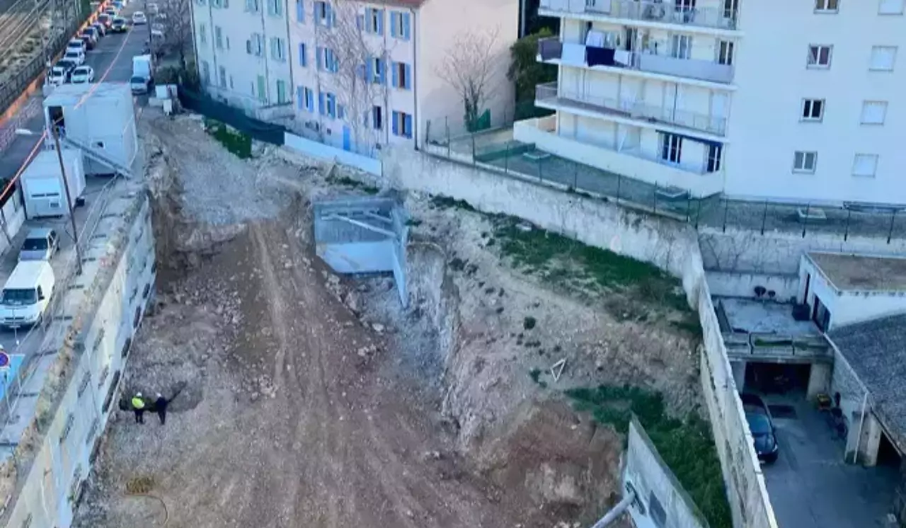 C’est en creusant la roche pour construire un parking souterrain, le long du boulevard Desaix, que les techniciens sont tombés sur un os. Ou plutôt, sur une source abondante! Photo Ma. D.