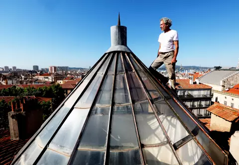 En plein travail au-dessus du boulevard de Strasbourg, Christian Maurel a pris la pose. Il œuvrait ce jour-là à refaire l’étanchéité d’un altana. Photo Frank Muller.