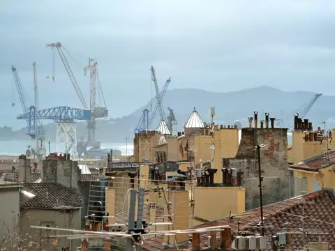 La richesse des toits de Toulon et ses grues. Photo DR.