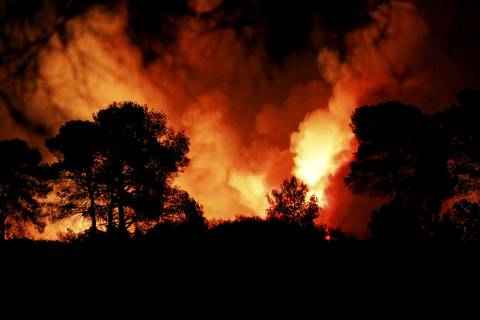 L’incendie a déjà parcouru 5.500 hectares et en a brûlé 3.500. Photo Frank Muller